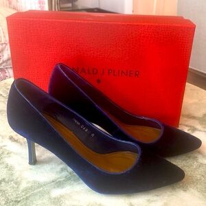 Donald J Pliner  navy velvet shoes